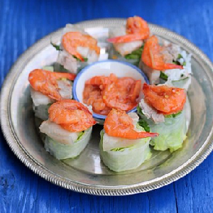 Thưởng thức với món Gỏi cuốn bún thịt và mắm tôm chua